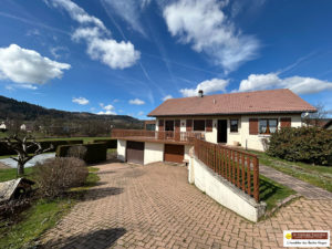 MAISON HABITABLE DE PLAIN-PIED SUR SOUS-SOL, GARAGE ET PISCINE