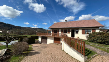 MAISON HABITABLE DE PLAIN-PIED SUR SOUS-SOL, GARAGE ET PISCINE