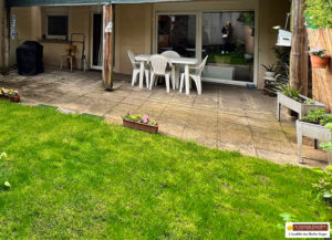 CENTRE VAGNEY, PLAIN PIED APPARTEMENT 2 PIECES TERRASSE ET JARDIN.